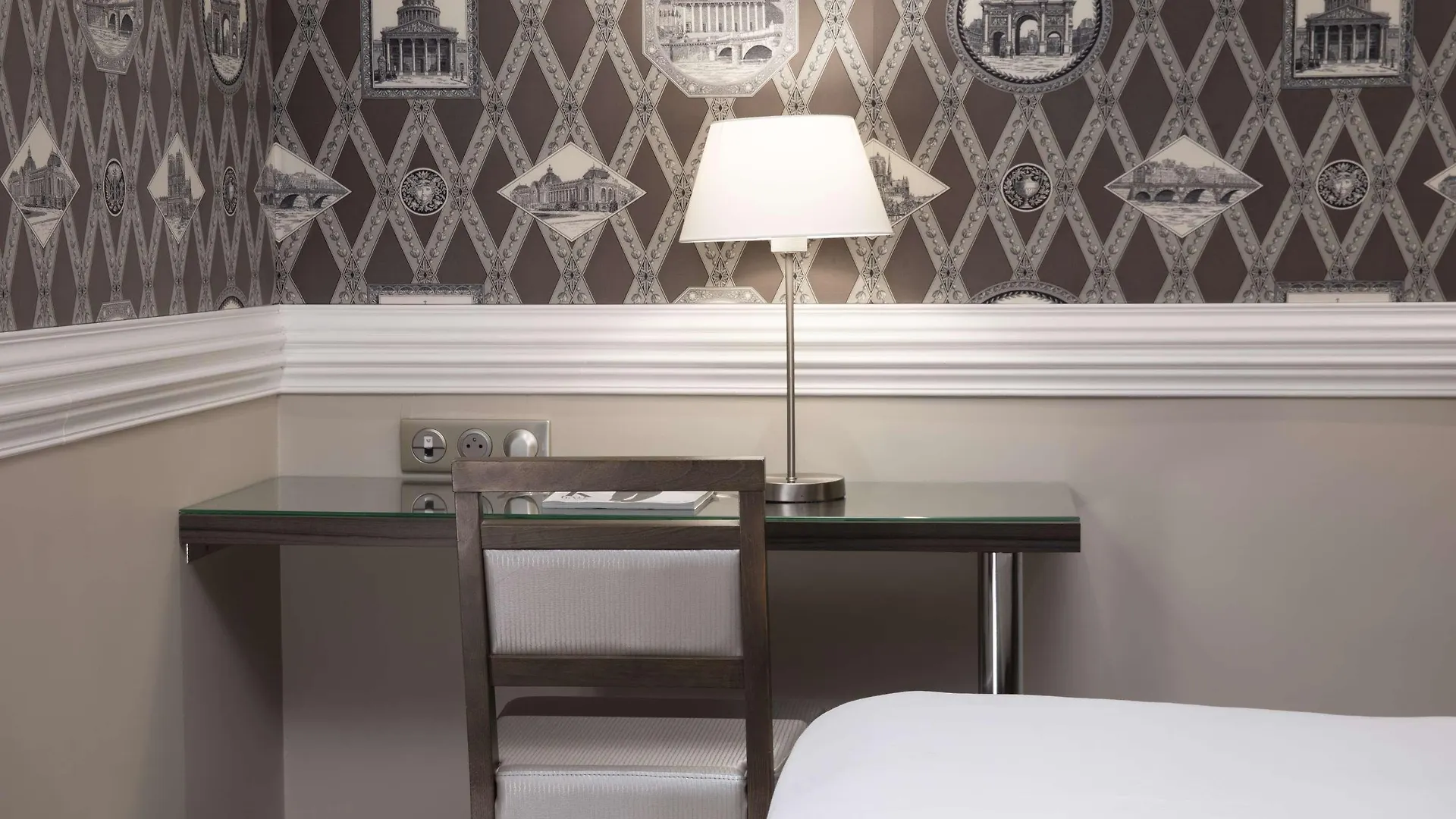 ***  Elysees Hotel Paris Fransa